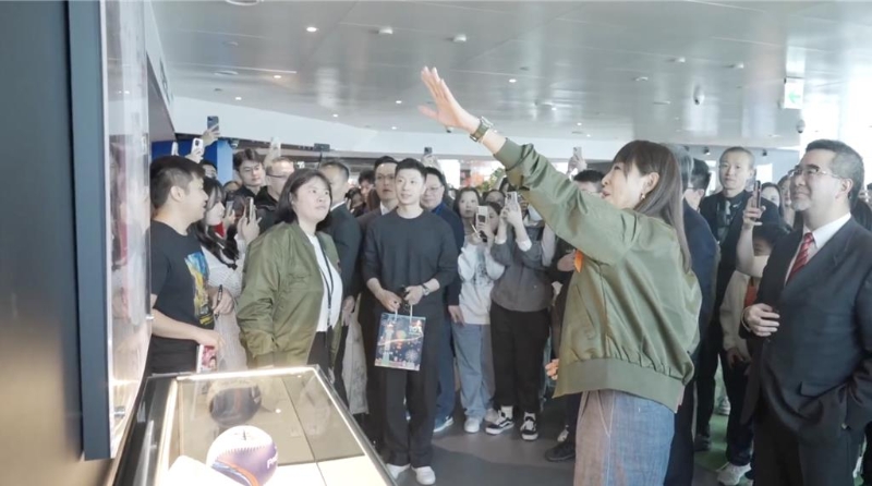 馬英九基金會陸生團30日下午參訪臺北101，臺北101董事長賈永婕（右舉手者）也全程陪同，恰巧101展出中國臺北隊“12強”特區，有全隊簽名衣、壘包等，賈永婕表示，“他們也看得很開心”。