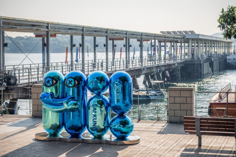 作品《嗨！西貢》由已居住西貢30多年的本地設計師羅曉騰創作，擺放在西貢碼頭與各位游客say hi?。▓D片來源：西貢海藝術節）