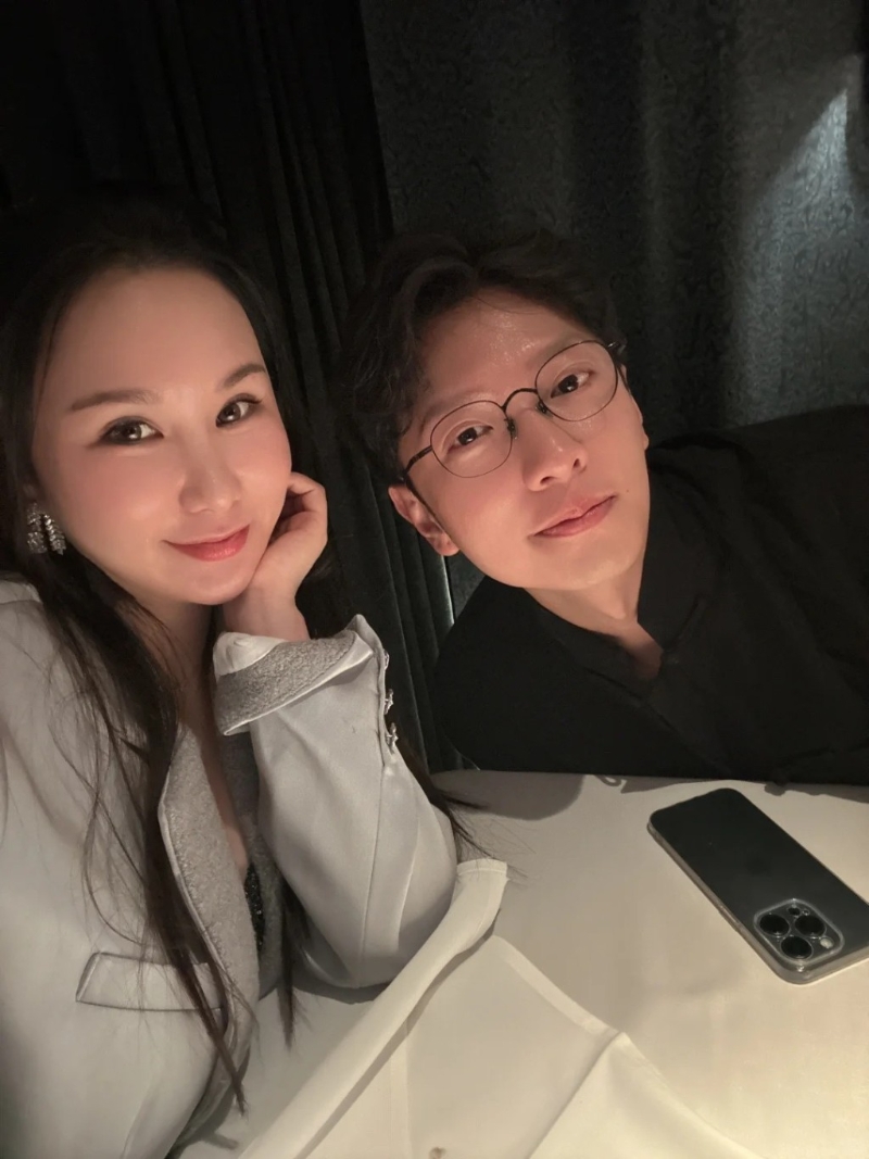 高鈞賢的太太額頭及蘋果肌十分飽滿，皮膚白裡透紅，五官偏小巧玲瓏的感覺，可能是因為她的臉型偏圓潤的緣故，眉眼之間確實能看出前港姐冠軍張嘉兒的影子。