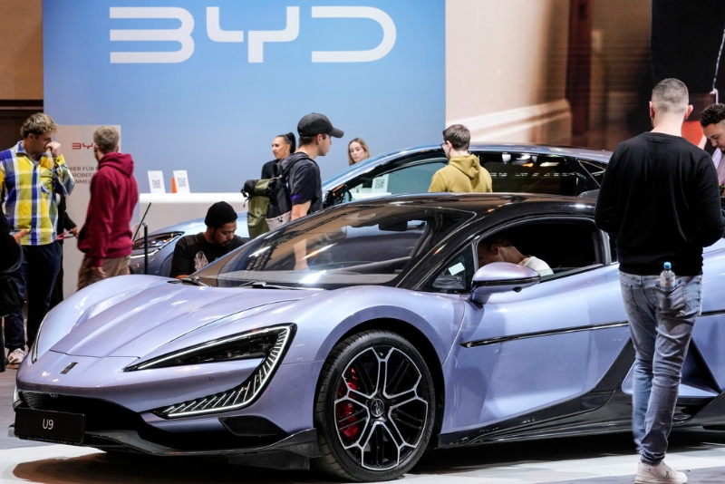 中國新興車企比亞迪銷量首度沖破100萬臺，不僅創下單季歷史新高紀錄，同時超越美國老牌車企福特，躍居全球第6大汽車廠。