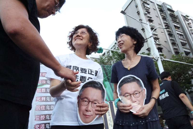 圖為柯文哲妻子陳佩琪（右一）、柯文哲的妹妹柯美蘭（中）。