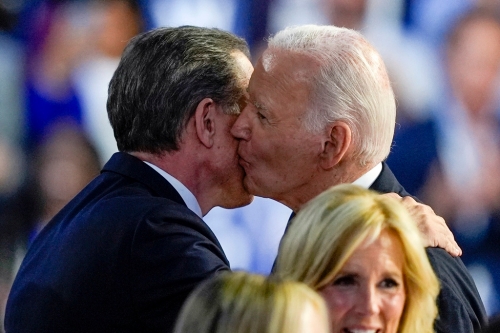 拜登親吻韓特 拜登親吻韓特