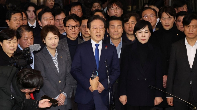 反對黨領袖李在明指戒嚴令是非法的和違憲的。 路透社