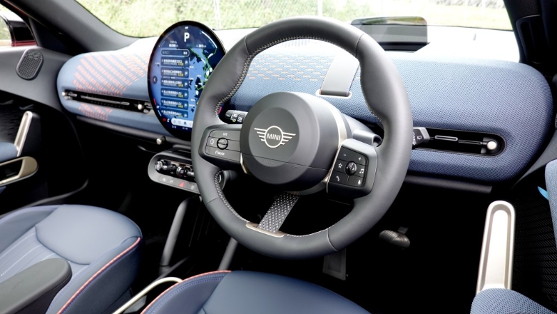 用上兩幅式真皮跑車軚盤，還有Favoured Style車廂配飾的加持