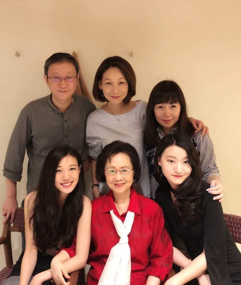 瓊瑤與兒子一家感情和睦。