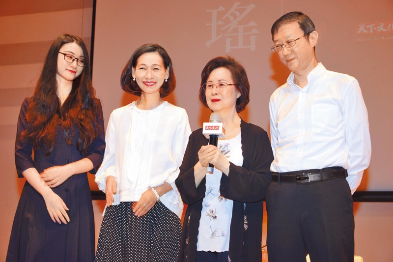 瓊瑤（右二）昔日和兒子陳中維（右起）、媳婦何琇瓊、孫女陳可嘉同臺?！≈袝r新聞網