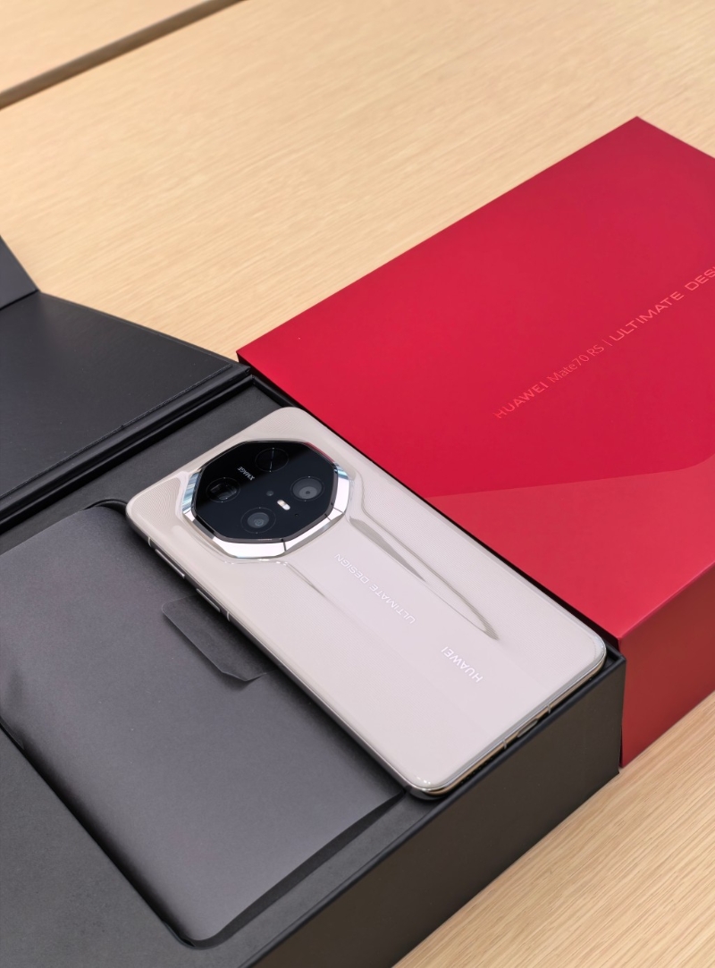 華為預載純血鴻蒙系統的新手機Mate70系列今早開售。微博