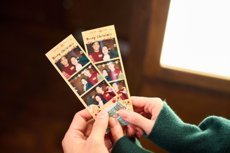 只要于指定日子憑圣誕市集攤檔任何消費單據， 就可跟小朋友齊齊影貼紙相喇?。▓D片來源：D?PARK）