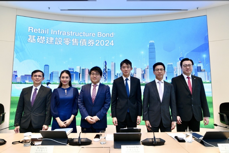 左起： 發展局首席助理秘書長（項目推展及策略）馮耀文，財經事務及庫務局首席助理秘書長（庫務及工務）賀穎君，財經事務及庫務局首席助理秘書長（財經事務）杜奕霆，香港金管局助理總裁（外事） 許懷志，滙豐銀行大中華市場外匯固收交易部主管黃子卓，中銀香港個金產品總經理周國昌