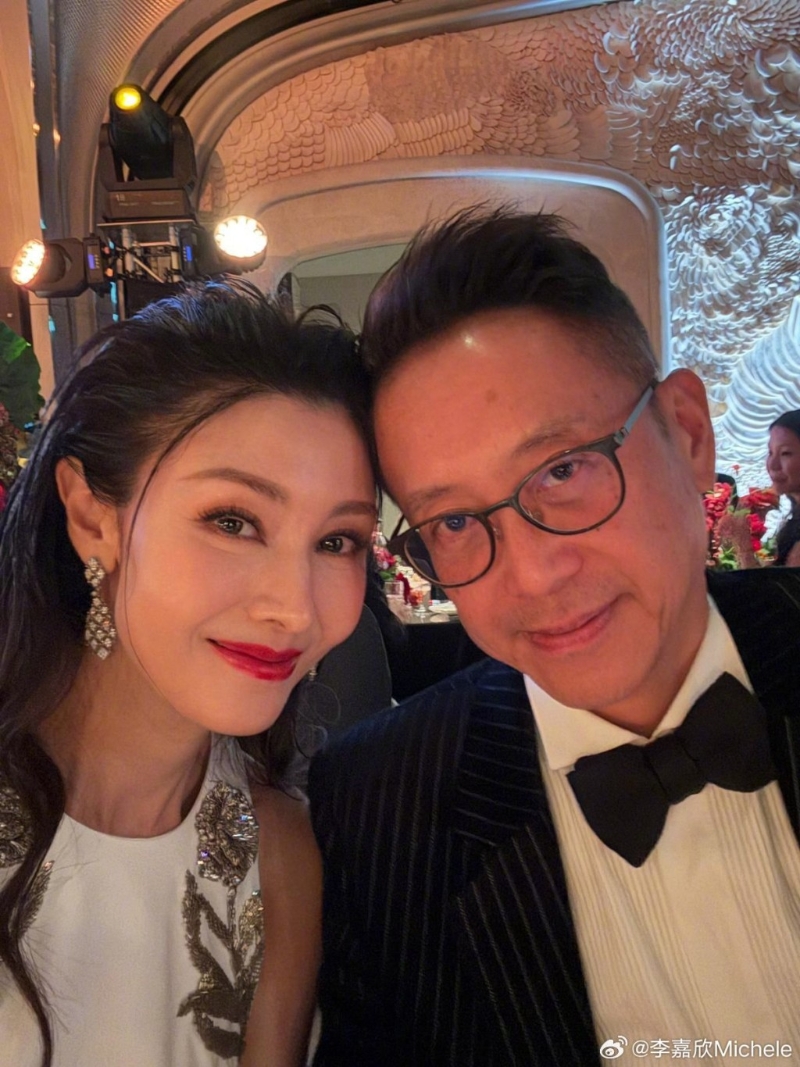 李嘉欣亦貼出兩張與老公的合照，二人坐在一起頭貼頭玩自拍，恩愛非常。