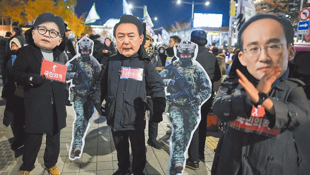 尹錫悅引爆戒嚴亂象，韓國群眾戴上尹錫悅面具走上街頭抗議。
