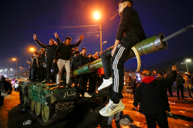 敘利亞反抗軍8日攻入首都大馬士革（Damascus）、宣布“解放”首都，大批民眾隨后上街慶祝，不過大馬士革機場同時也有敘利亞民眾奔向登機口，希望逃離叛軍。