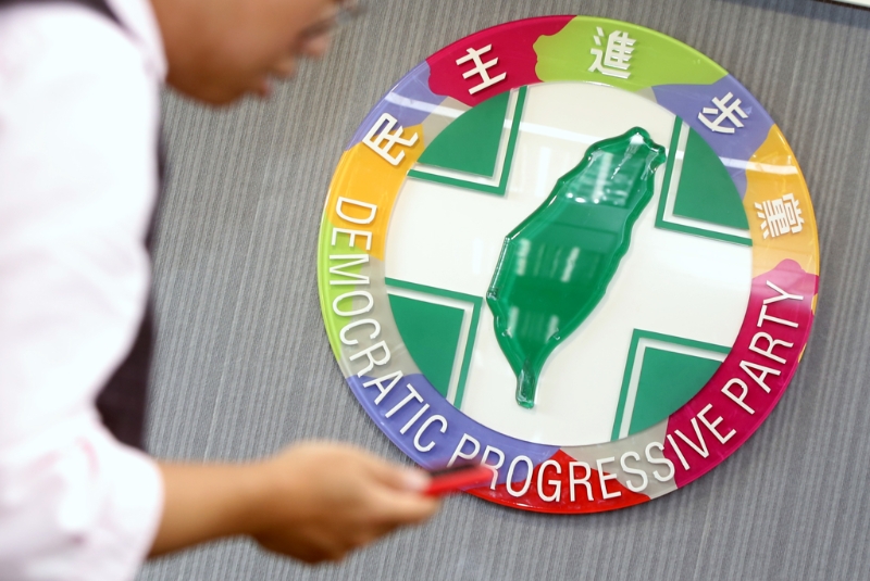 韓國3日發布緊急戒嚴，“立院”民進黨團第一時間在社群發文附和引發爭議。