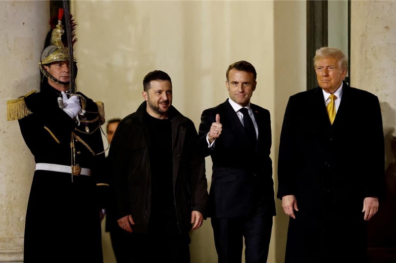 法國總統馬克龍7日在愛麗舍宮，與澤連斯基和特朗普舉行了三方會談。