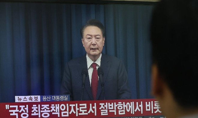 12月7日,首爾市民收看尹錫悅對國民談話的直播。 12月7日,首爾市民收看尹錫悅對國民談話的直播。