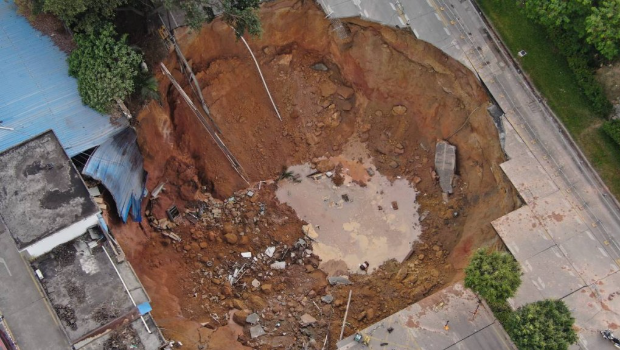 無人機照片可見坍塌范圍甚大。