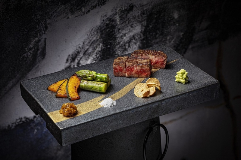 于佳節期間，可于高級日本鐵板燒Omakase餐廳品嘗由在日本頂級食府工作的資深主廚特別設計的鐵板美食。