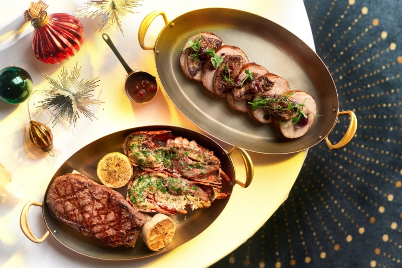 位于新濠天地頤居酒店的御膳扒房采用美國紅橡木煙燻配合精湛的炭火燒烤技藝，完美保存牛扒原有的口感、肉質和味道。