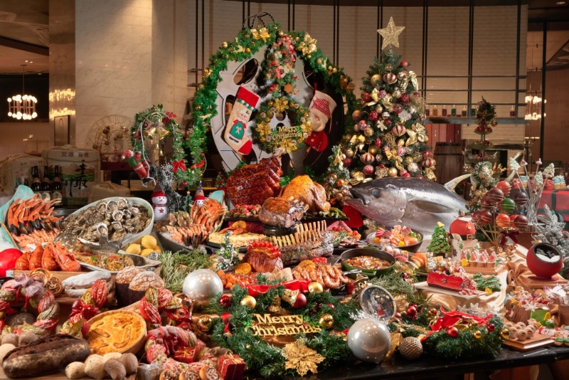 每逢圣誕節都會新增圣誕美食，今年就有圣誕烤火雞、香橙蜜汁烤火腿以及一系列繽紛佳節特色甜點如三重朱古力樹桐蛋糕、圣誕暖紅葡萄酒浸覆盆子及香梨、南瓜批、朱古力噴泉等。