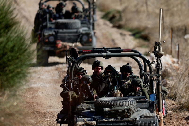 敘利亞變天，以色列總理內塔尼亞胡8日證實，已下令軍隊暫時接管以、敘兩國在戈蘭高地的非軍事緩沖區。 圖為8日在戈蘭高地以敘?；鹁€附近的以軍。 （路透社）