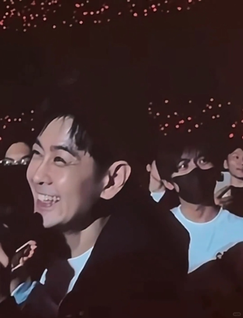 當鏡頭的分鏡拍攝林志穎的細仔唱《稻香》時，林志穎身后的Kimi意外被攝入。