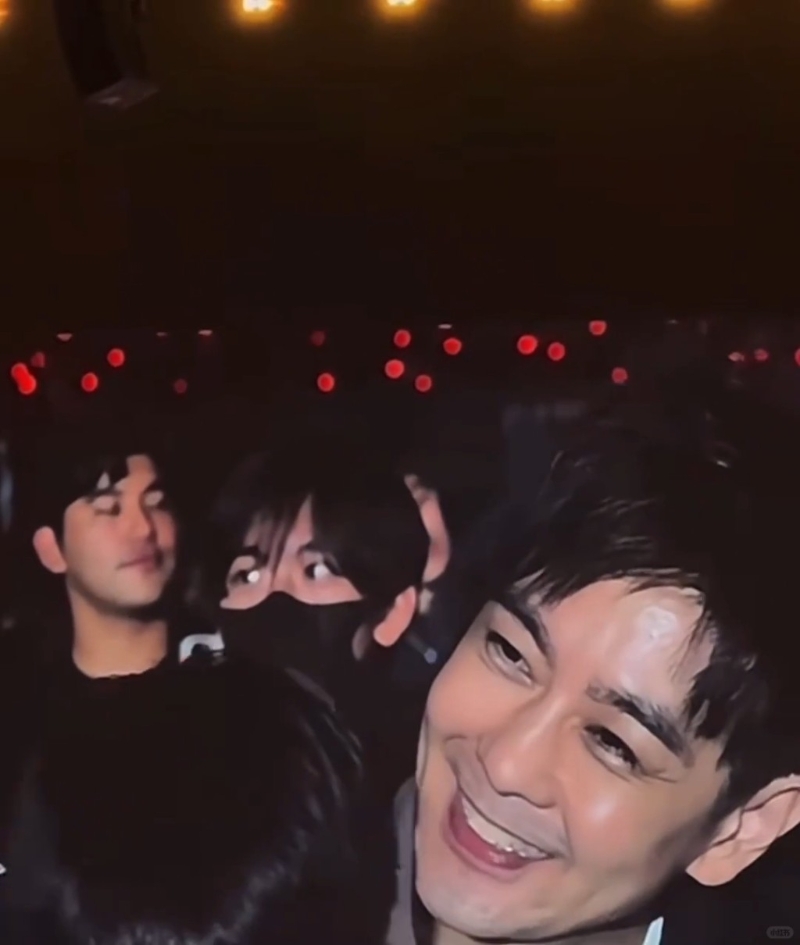 Kimi意外被攝入鏡頭，被網民截圖瘋狂洗板。