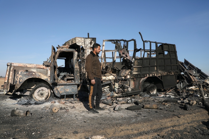 2024年12月10日，區域安全消息人士和原敘利亞軍隊內部官員表示，以色列連夜持續對敘利亞各地的軍事設施和空軍基地進行空襲，一名男子在 卡米什利國際機場附近檢視一輛燒毀的卡車。路透社