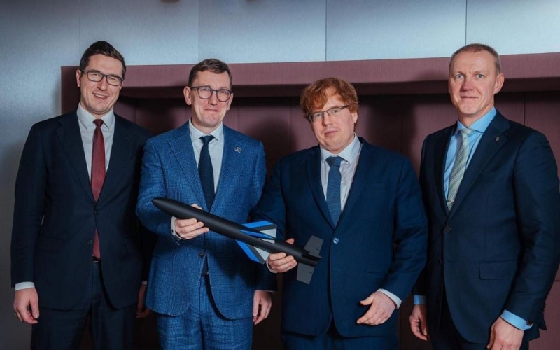 公司干部展示「弗蘭肯堡MK1」反無人機飛彈，凸顯其外型袖珍，適于大量快速生產。（取自弗蘭肯堡科技公司網站）