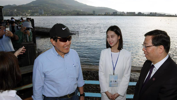 馬英九（左）、陸生彭弋航（中）、清華大學黨委書記邱勇（右）等人在淡水河邊閑聊。