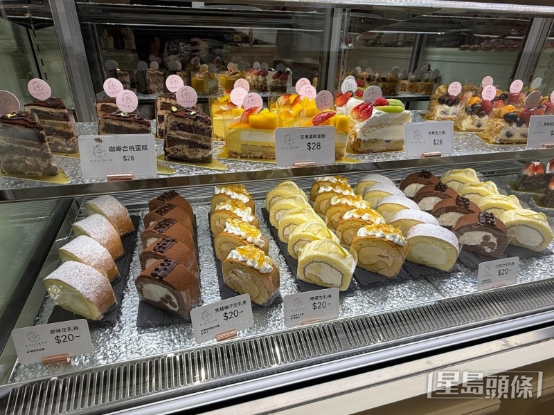 各款口味的生乳卷、咖啡合桃蛋糕、慕絲蛋糕