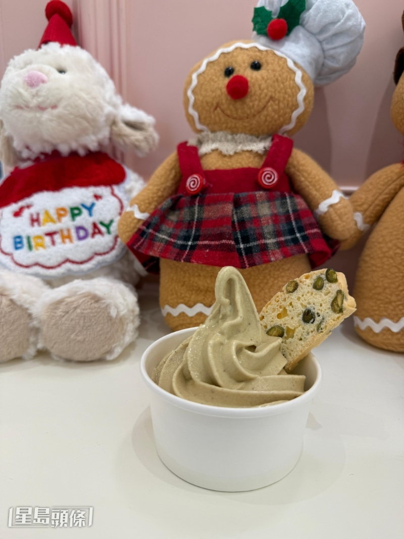 不過，要數到最特別一定是自家制軟雪糕，分別為開心果及芋蓉口味