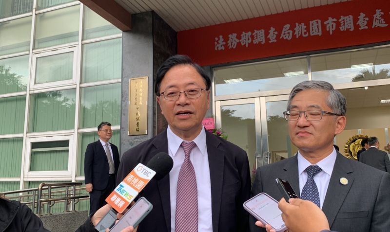 張善政(左) 張善政(左)