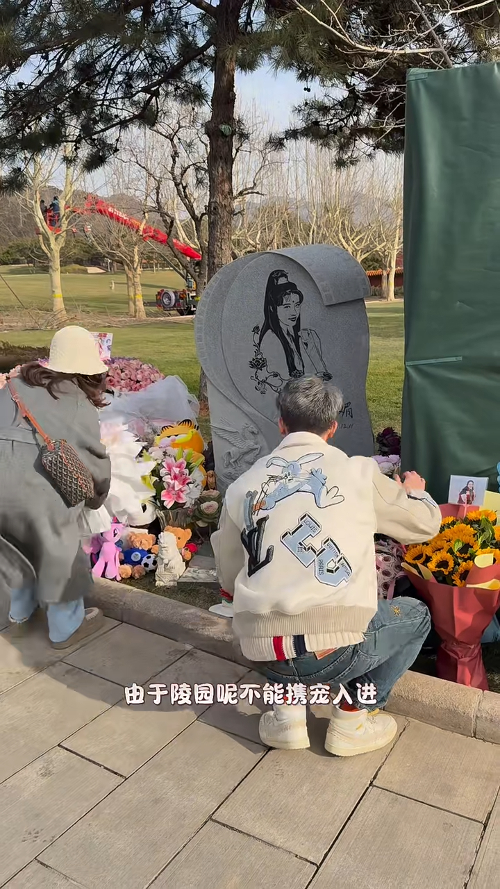 李勤勤的家人今日到墓園拜祭周海媚。