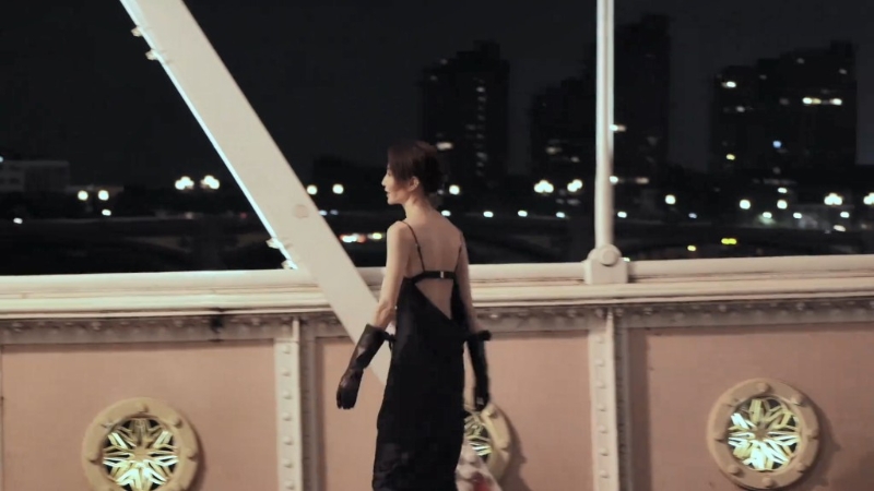 張曼玉大曬玉背。