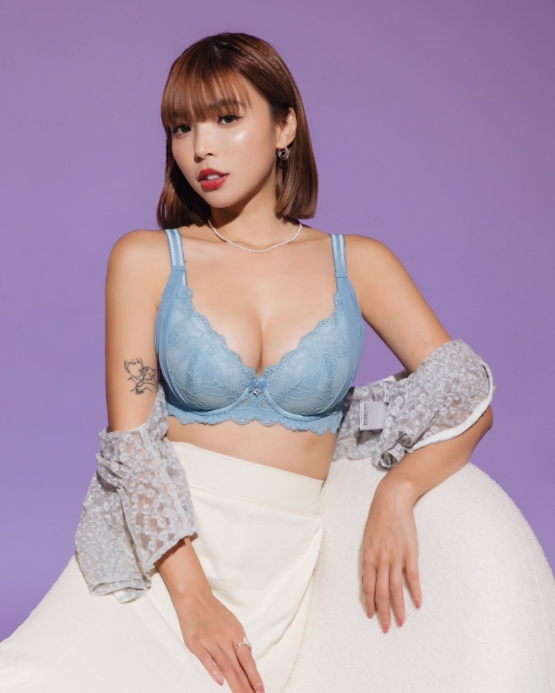 一只阿圓大曬內衣照。