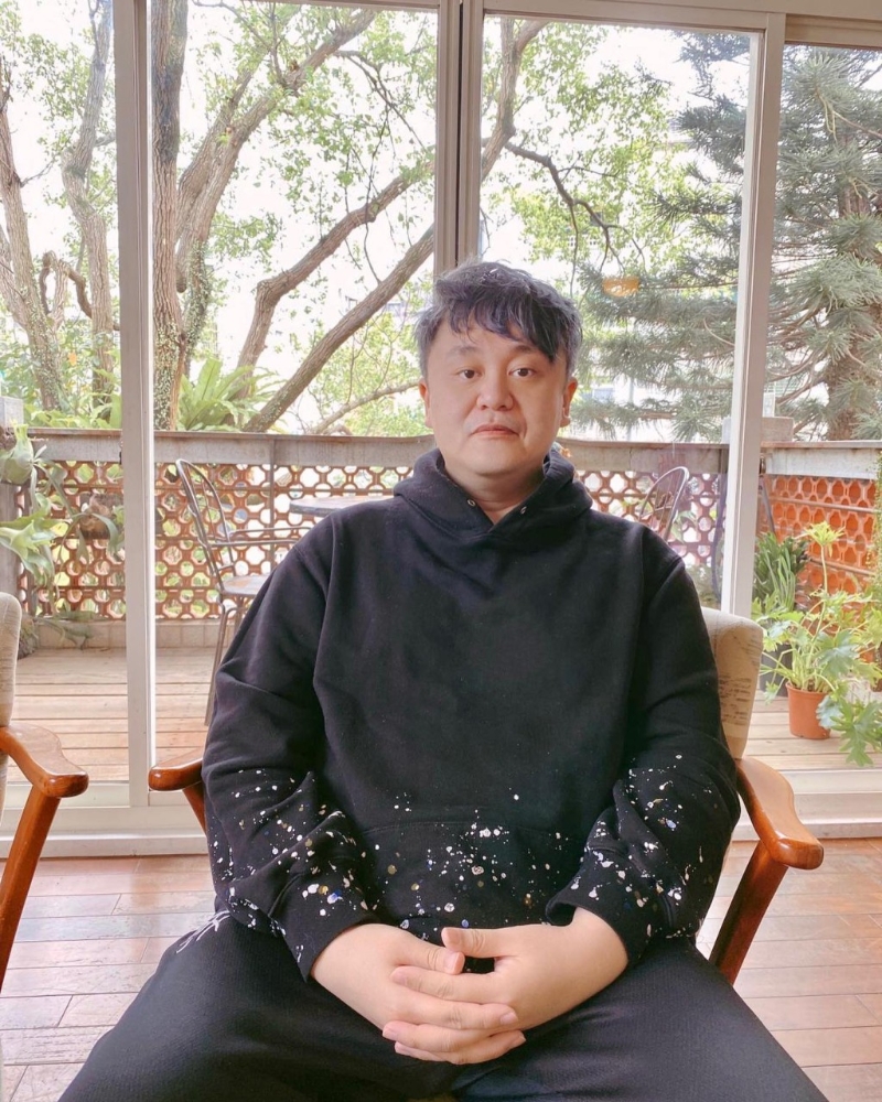 前《木曜4超玩》制作人李俊杰與陳百祥有幾分相似。