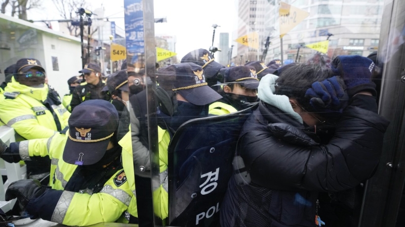 尹錫悅戒嚴后第二度講話拒絕下臺，千人沖總統官邸抗議與警對峙。 美聯社