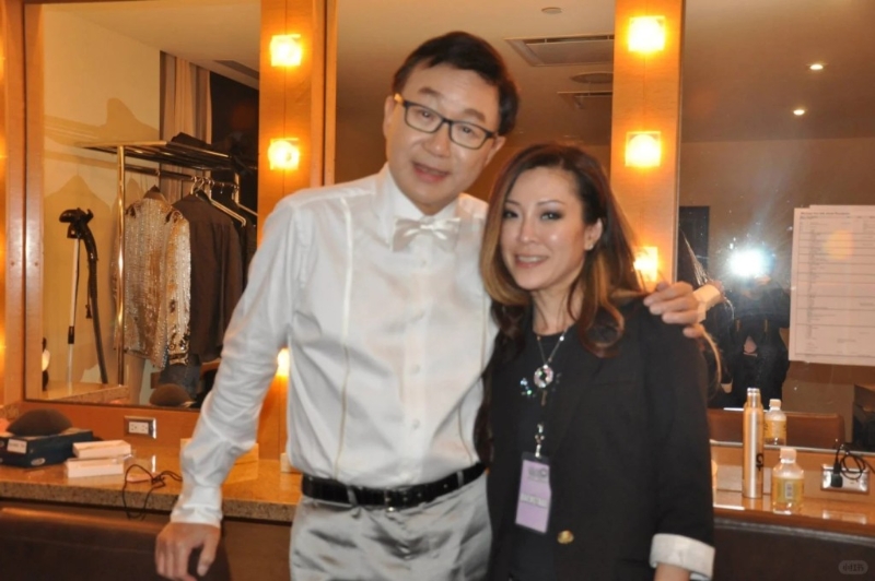 許冠文與化妝師合作愉快。