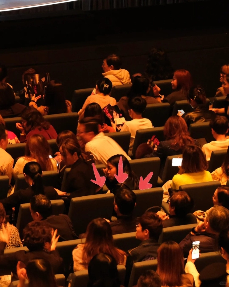 在中場休息時，有網民捕捉梁朝偉與疑似梁母及妹妹坐在觀眾席。