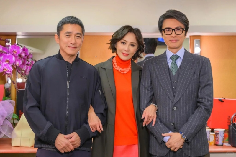 劉嘉玲左擁右抱，羨慕不少網民。