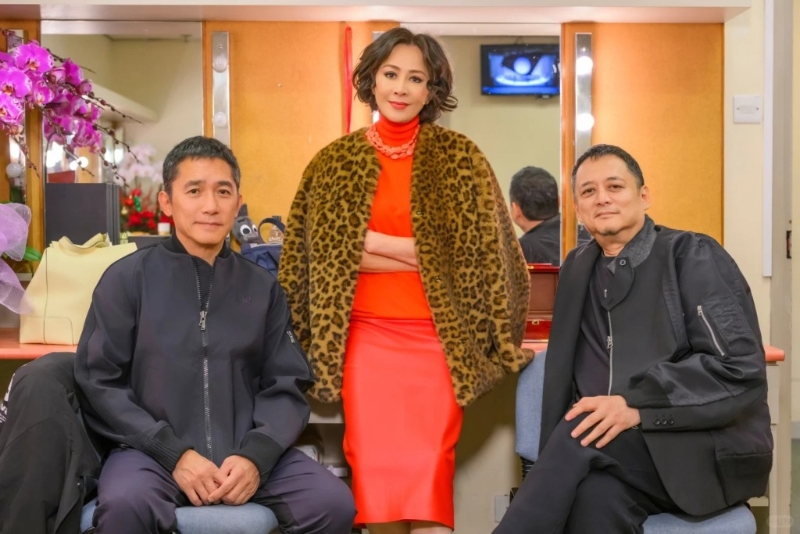 梁朝偉與張叔平第一晚已電身支持劉嘉玲演出舞臺劇《香港式離婚》。