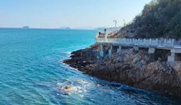 游客深圳大梅沙海邊拍照墜海溺亡 游客深圳大梅沙海邊拍照墜海溺亡