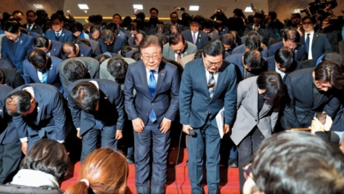 反對黨共同民主黨黨魁李在明(中)與該黨議員一起鞠躬 反對黨共同民主黨黨魁李在明(中)與該黨議員一起鞠躬