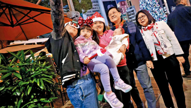 李家超昨晚偕夫人李林麗嬋先后到訪中環大館及灣仔利東街 李家超昨晚偕夫人李林麗嬋先后到訪中環大館及灣仔利東街