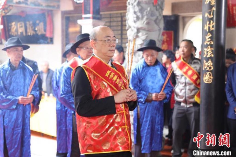 前“立委”郭正亮（中）昨天前往大陸福建省漳州祭祖。