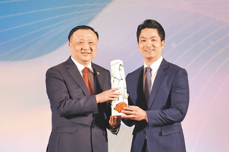 蔣萬安(右) 蔣萬安(右)