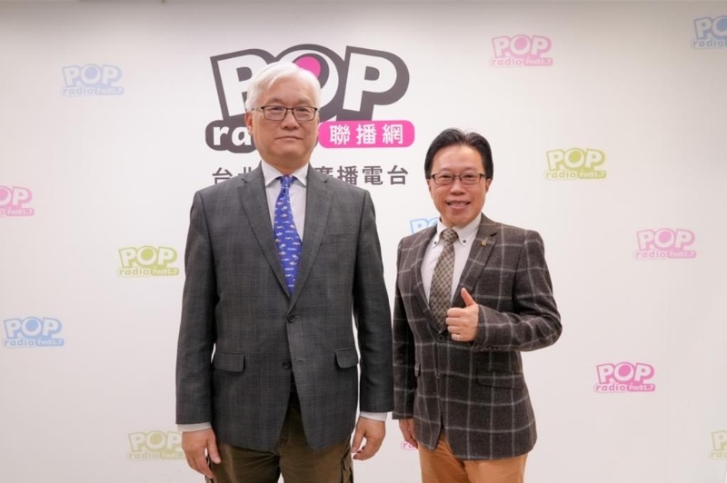 國民黨副主席夏立言（左）與主持人鈕則勛（右）。