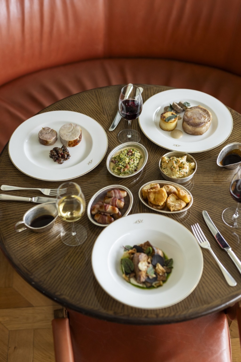 今年的圣誕大餐以頭盤、前菜、主菜、甜品四道菜構成，起用不少英國直送食材，帶來當地獨有的節日氛圍。