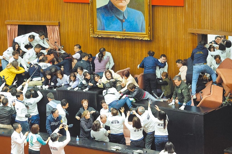 國民黨立委20日一早帶著鎖匠開鎖，上午9時09分左右攻破議場后方3側門進入，與占領主席臺的民進黨立委爆發肢體沖突。