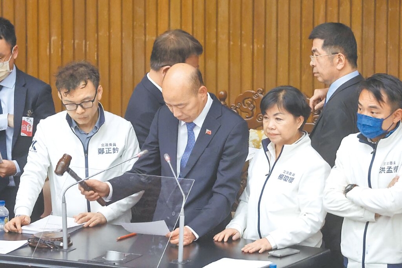 立法院院會以舉手表決方式，20日下午三讀通過憲訴法第4條與第95條民眾黨版本，立法院長韓國瑜（左二）敲槌。